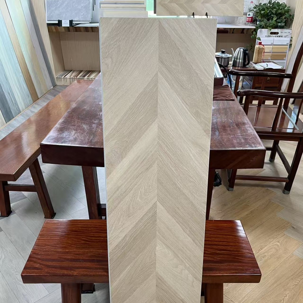 B1 级阻燃 + R9 防滑，这款 PVC 地板商用家用都靠谱